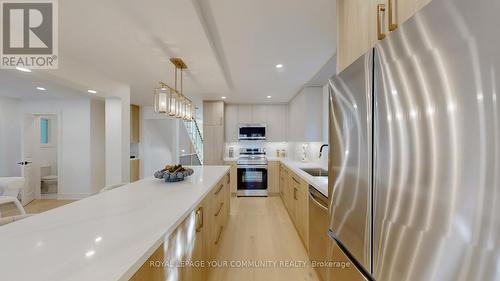 4115 Marigold Crescent, Mississauga, ON - Indoor Photo Showing Kitchen With Upgraded Kitchen