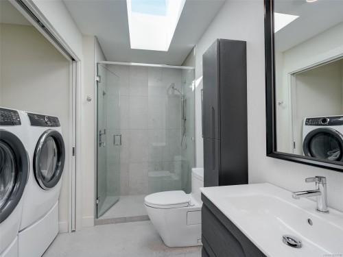 603-2829 Arbutus Rd, Saanich, BC 