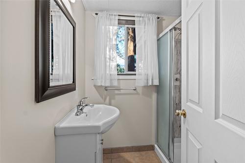 2164 Tomat Avenue, West Kelowna, BC - Indoor Photo Showing Bathroom