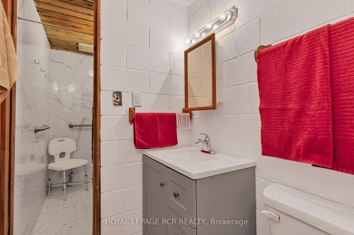 1092 Ballycroy Road, Adjala-Tosorontio, ON - Indoor Photo Showing Bathroom