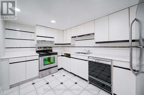 4762 14Th Avenue, Markham, ON - Indoor Photo Showing Kitchen With Double Sink