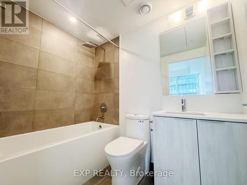 5811 - 8 Wellesley Street W, Toronto, ON - Indoor Photo Showing Bathroom