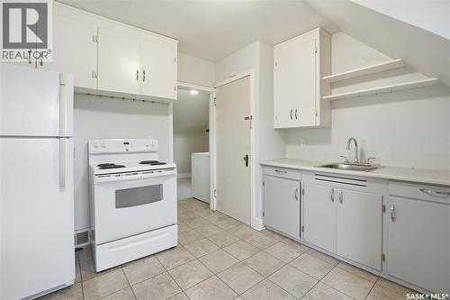 1413 Alexandra Avenue, Saskatoon, SK - Indoor Photo Showing Kitchen