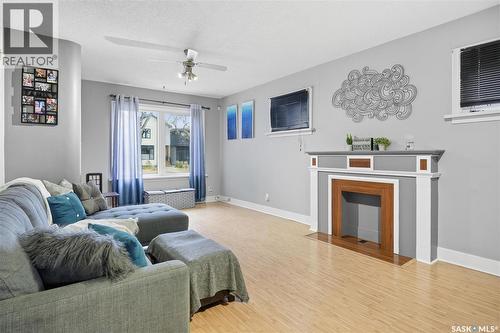 1413 Alexandra Avenue, Saskatoon, SK - Indoor Photo Showing Living Room