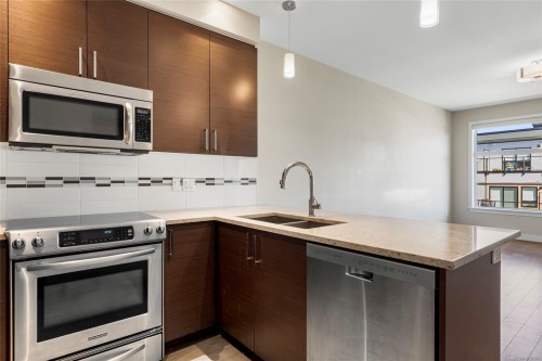 413-4000 Shelbourne St, Saanich, BC - Indoor Photo Showing Kitchen With Double Sink