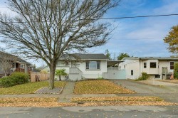 2710 Victor St  Victoria, BC V8R 4E4