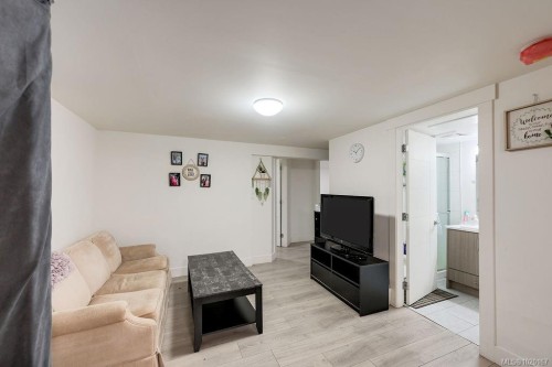 2710 Victor St, Victoria, BC 