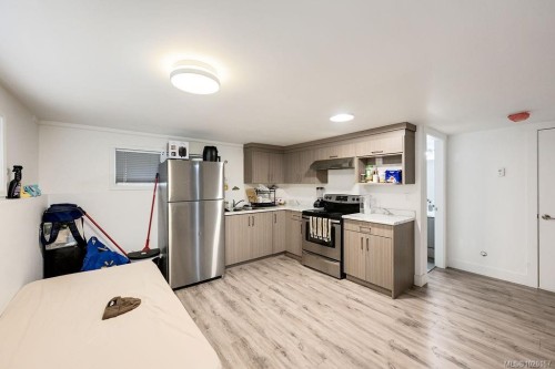 2710 Victor St, Victoria, BC 