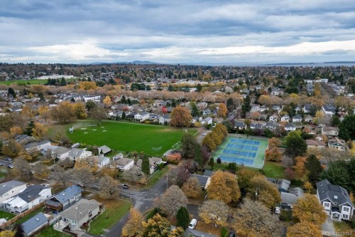 2710 Victor St, Victoria, BC 