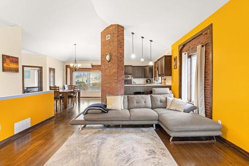 Salon - 209 26E Avenue, Saint-Zotique, QC - Indoor Photo Showing Living Room