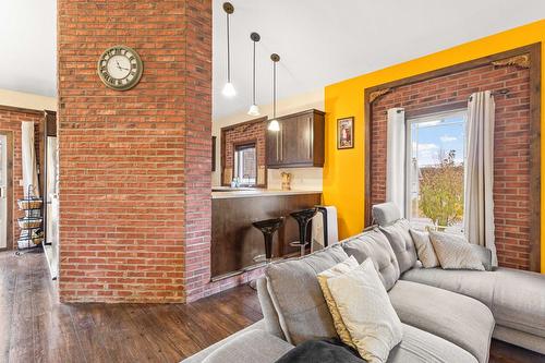 Salon - 209 26E Avenue, Saint-Zotique, QC - Indoor