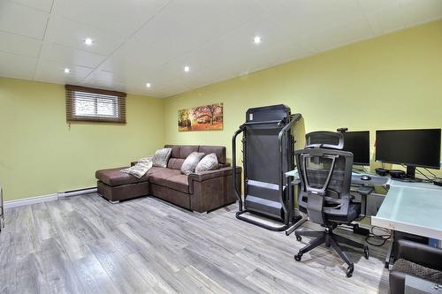 Salon - 2125 Rue St-Denis, Drummondville, QC - Indoor