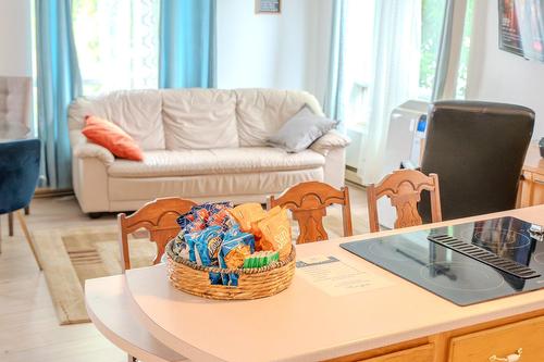 Salon - 39 Rue Monseigneur-Tessier E., Rouyn-Noranda, QC - Indoor