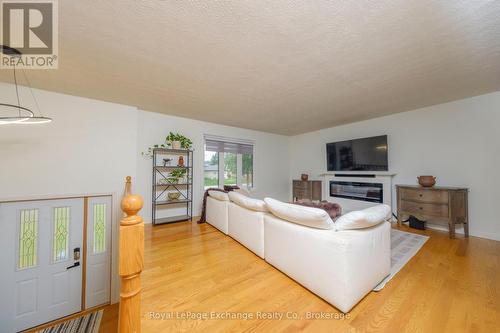 27 Dawson Drive, Kincardine, ON - Indoor Photo Showing Living Room