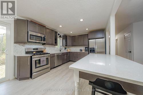 27 Dawson Drive, Kincardine, ON - Indoor Photo Showing Kitchen With Upgraded Kitchen
