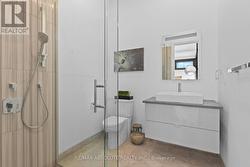 Main floor ensuite - 