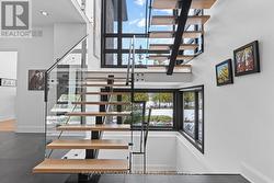 Open gorgeous staircase! - 