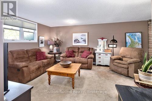 305 8Th Avenue E, Owen Sound, ON - Indoor Photo Showing Living Room