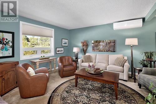 305 8Th Avenue E, Owen Sound, ON - Indoor Photo Showing Living Room