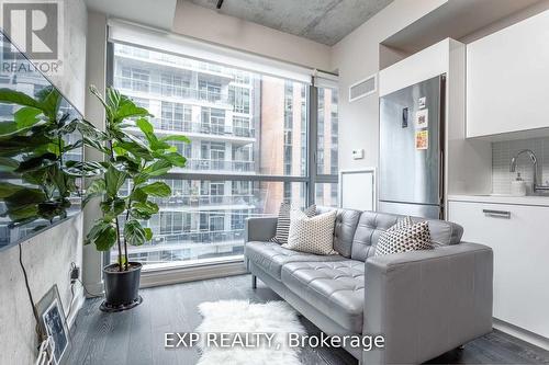416 - 39 Brant Street, Toronto, ON - Indoor Photo Showing Living Room