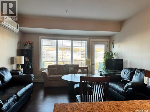 205 710 Hart Road, Saskatoon, SK - Indoor Photo Showing Living Room