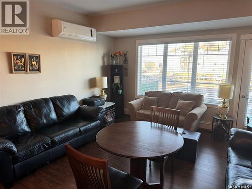 205 710 Hart Road, Saskatoon, SK - Indoor Photo Showing Living Room