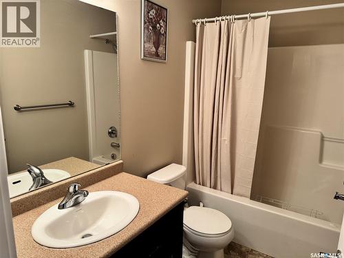 205 710 Hart Road, Saskatoon, SK - Indoor Photo Showing Bathroom