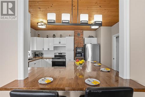 18 Mary Street W, Kawartha Lakes (Lindsay), ON - Indoor Photo Showing Kitchen