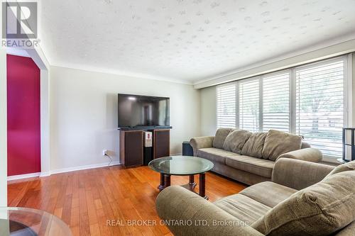 5712 Sunnylea Crescent, Niagara Falls (Arad/Fallsview), ON - Indoor Photo Showing Living Room