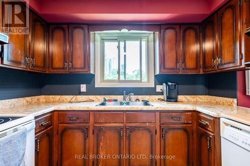 5712 Sunnylea Crescent, Niagara Falls (Arad/Fallsview), ON - Indoor Photo Showing Kitchen With Double Sink