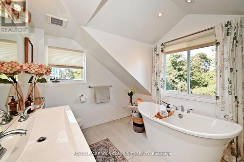 82 Centre Street, Aurora, ON - Indoor Photo Showing Bathroom