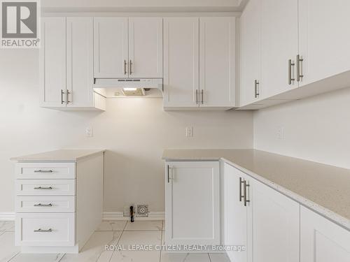 63 Fenn Crescent, New Tecumseth, ON - Indoor Photo Showing Kitchen