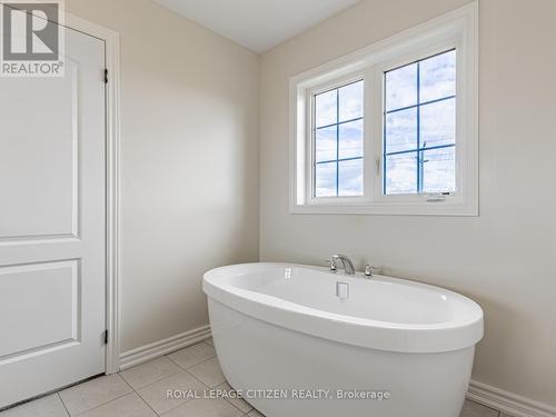 63 Fenn Crescent, New Tecumseth, ON - Indoor Photo Showing Bathroom