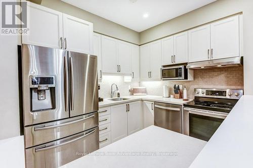 929 Creekfront Way, Newmarket (Gorham-College Manor), ON - Indoor Photo Showing Kitchen