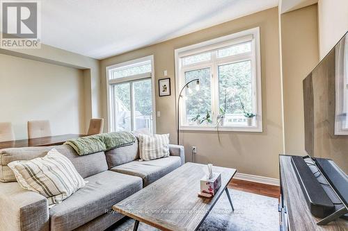 929 Creekfront Way, Newmarket (Gorham-College Manor), ON - Indoor Photo Showing Living Room