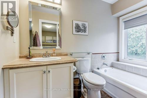 929 Creekfront Way, Newmarket (Gorham-College Manor), ON - Indoor Photo Showing Bathroom