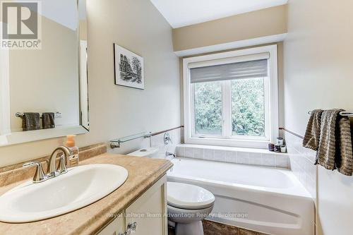 929 Creekfront Way, Newmarket (Gorham-College Manor), ON - Indoor Photo Showing Bathroom