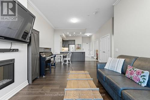 111 - 1878 Gordon Street, Guelph (Pineridge/Westminster Woods), ON - Indoor Photo Showing Living Room With Fireplace