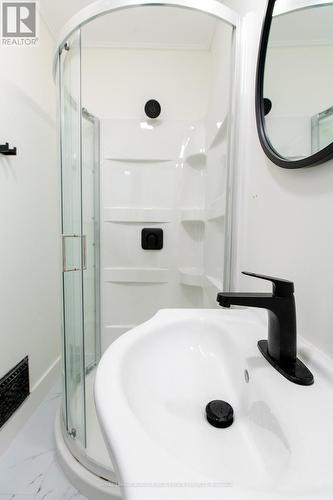 49 Province Street S, Hamilton, ON - Indoor Photo Showing Bathroom
