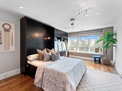 603-155 St. Clair Avenue W, Toronto, ON - Indoor Photo Showing Bedroom