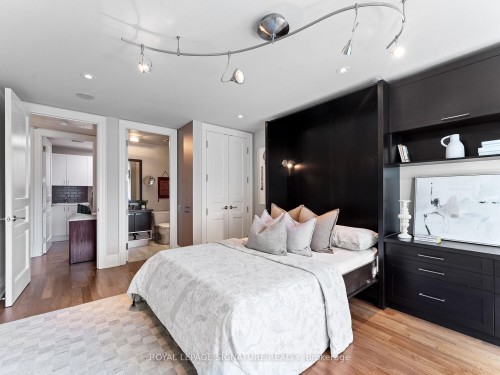 603-155 St. Clair Avenue W, Toronto, ON - Indoor Photo Showing Bedroom