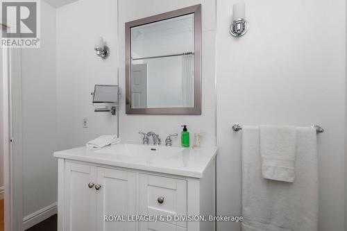 27 Paramount Court, Toronto, ON - Indoor Photo Showing Bathroom