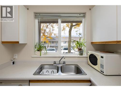 Unit #103 831 2Nd Street Se, Salmon Arm, BC - Indoor Photo Showing Laundry Room