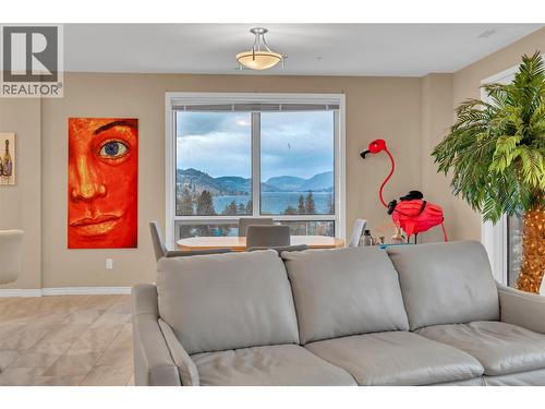 3388 Skaha Lake Road Unit# 1004, Penticton, BC - Indoor Photo Showing Living Room