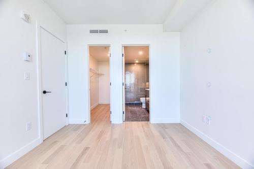 Salle de bains attenante à la CCP - 5106-1245 Rue De Bleury, Montréal (Ville-Marie), QC - Indoor Photo Showing Other Room