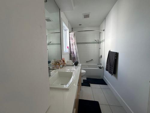 Bathroom - 524 Rue Lauzon, Laval (Sainte-Dorothée), QC - Indoor