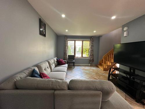 Living room - 524 Rue Lauzon, Laval (Sainte-Dorothée), QC - Indoor Photo Showing Living Room