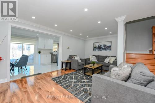 7020 Black Walnut Trail, Mississauga, ON - Indoor Photo Showing Living Room