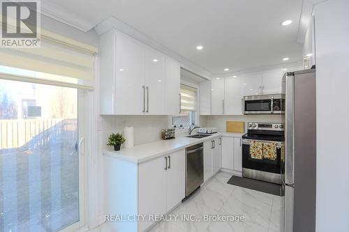 7020 Black Walnut Trail, Mississauga, ON - Indoor Photo Showing Kitchen