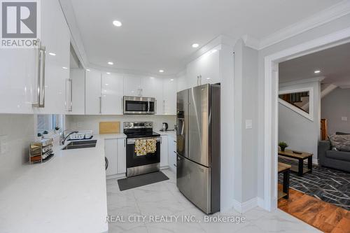 7020 Black Walnut Trail, Mississauga, ON - Indoor Photo Showing Kitchen With Double Sink